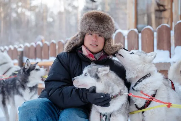 Khách ôm chó husky