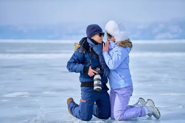 Hai khách chụp ảnh trên băng