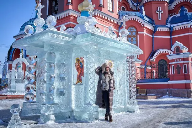 Tượng băng trước nhà thờ ở Irkutsk