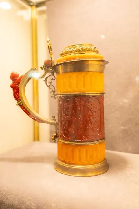 Cốc bia nạm hổ phách