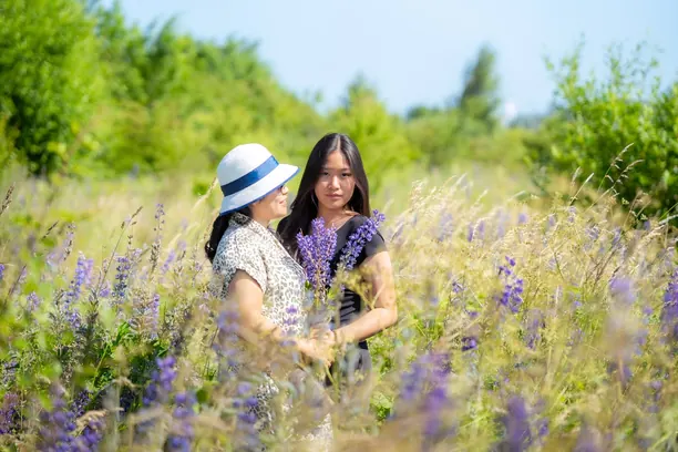 Hai khách giữa đồng hoa
