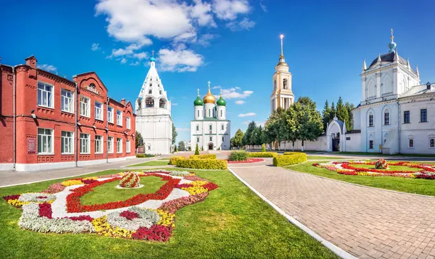 Vườn hoa trước các nhà thờ trong Kremlin