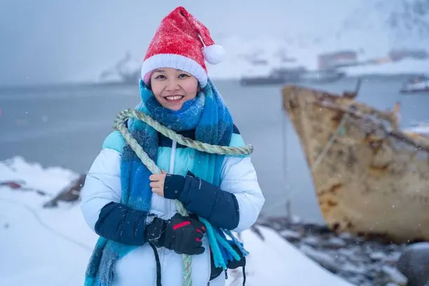 Khách đội mũ Noel bên xác tàu
