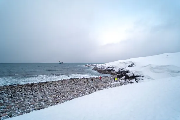 Bờ đá cuội và biển Barents