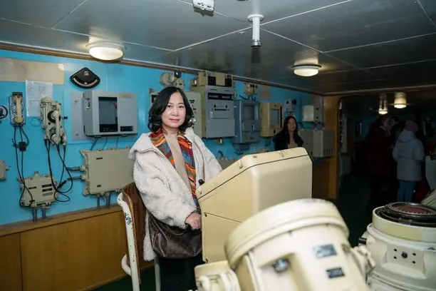 Khách trong buồng điều khiển tàu Lenin