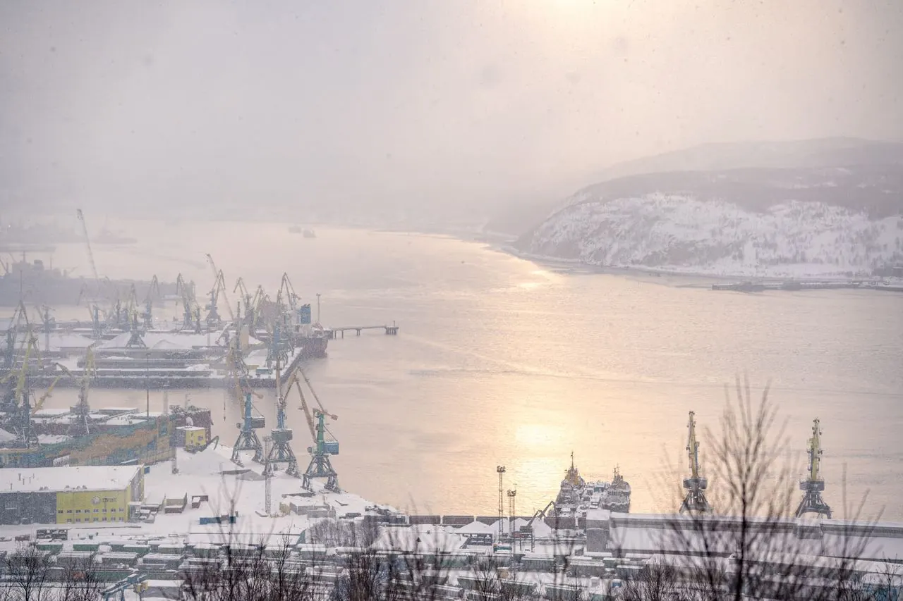 Cảng Murmansk trong sương giá