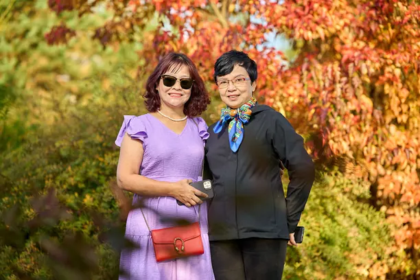 Hai khách trước vòm lá thu