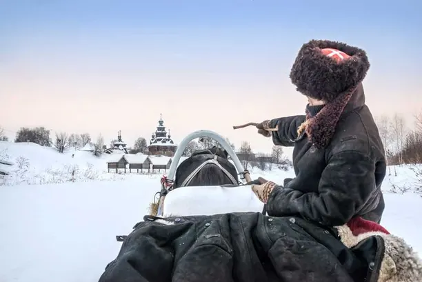 Khách trên xe trượt tuyết nhìn ra Suzdal