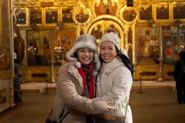 Hai khách trong nhà thờ dát vàng