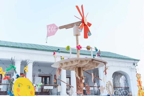 Trang trí lễ hội trước dãy nhà buôn