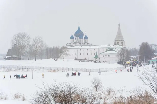Kremlin nhìn qua cánh đồng tuyết