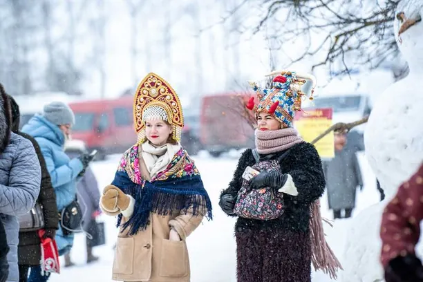 Hai bé gái đội mũ kokoshnik