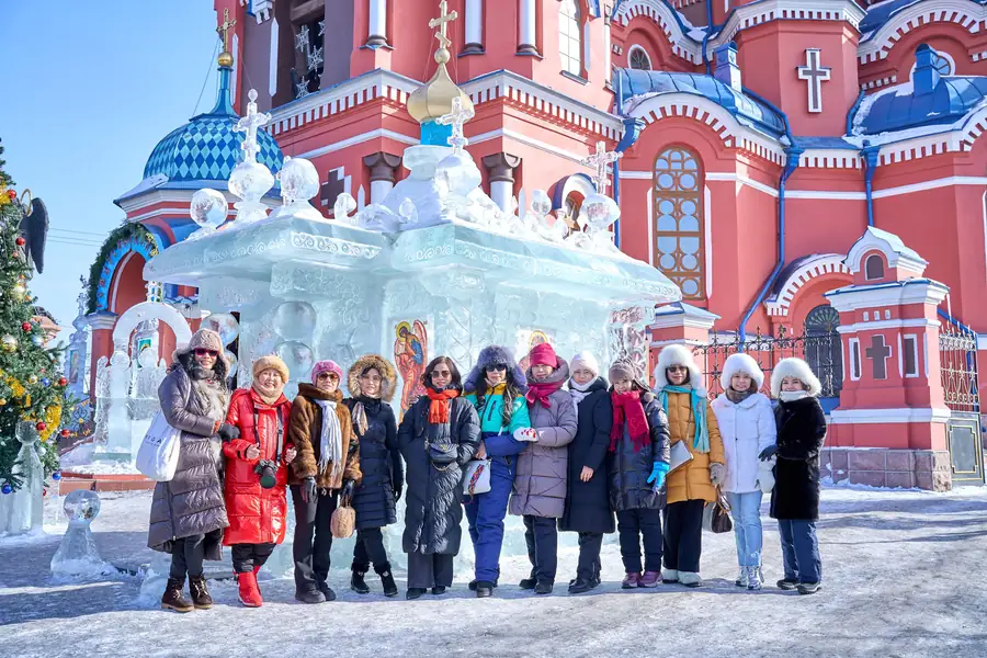 Đoàn khách của ATN Travel bên tượng băng ở Irkutsk (ảnh: ATN Travel)