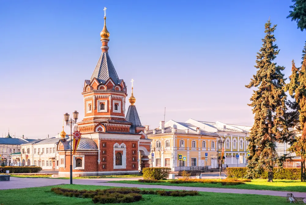 Nhà nguyện Alexander Nevsky trên phố trung tâm Yaroslavl