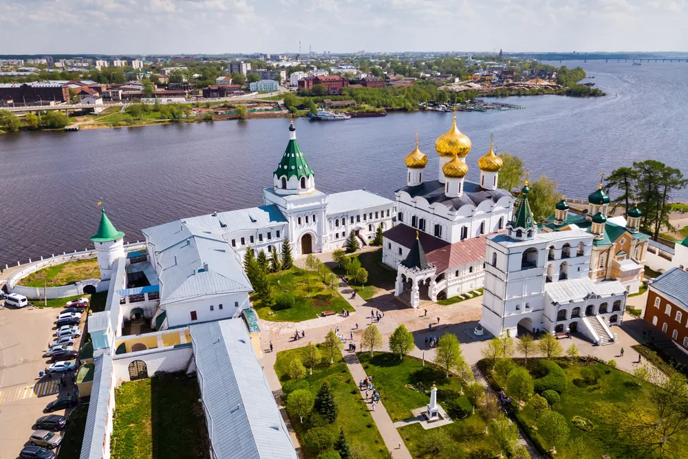 Tu viện Ipatiev ở Kostroma nhìn từ trên cao