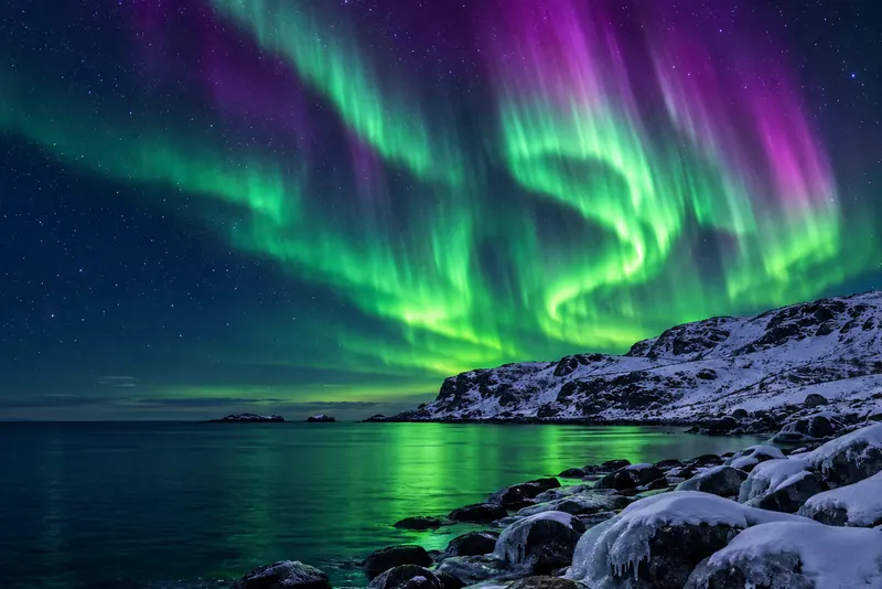 Cực quang trên vùng tuyết Murmansk (ảnh minh hoạ AI)