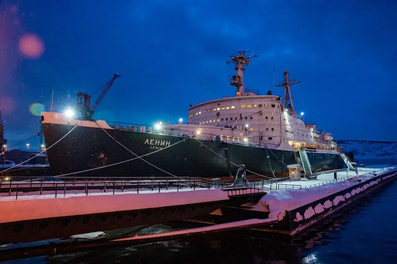 Tàu phá băng nguyên tử Lenin lên đèn ở bến cảng Murmansk lúc chạng vạng mùa đông