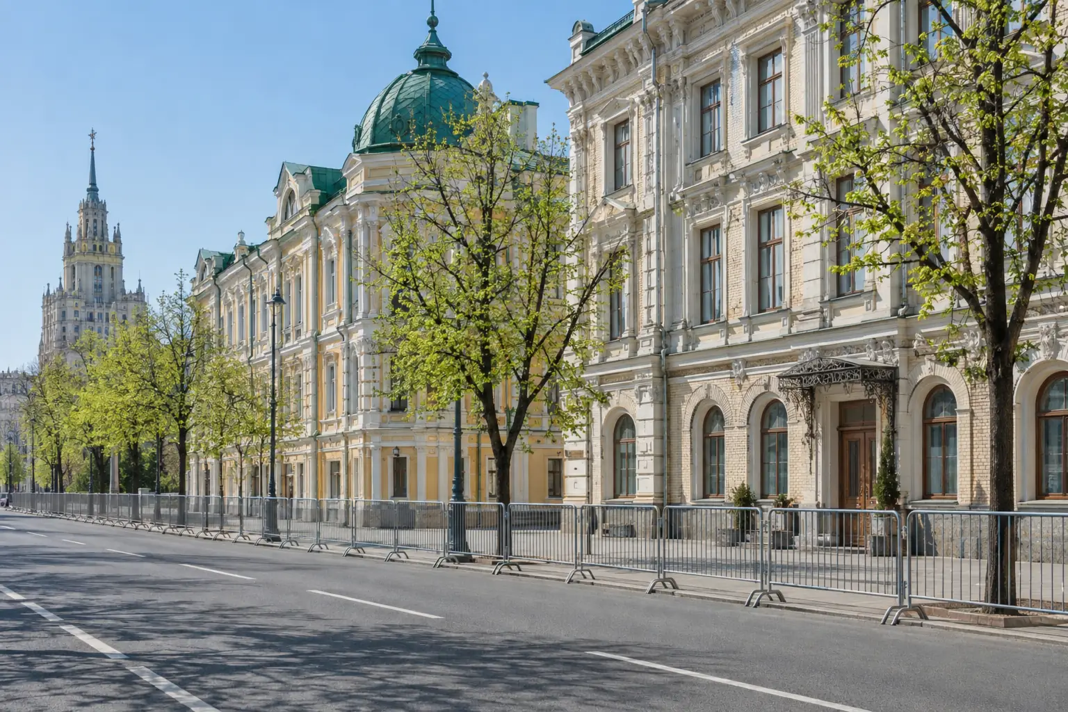 Đường phố trung tâm Moscow vào mùa xuân với hàng rào chắn tạm bằng kim loại và dải phân cách dọc vỉa hè, các toà nhà cổ phía sau