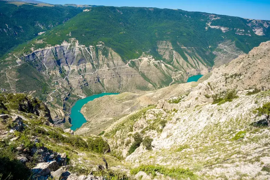 Hẻm núi Sulak nhìn từ trên cao, sông màu ngọc lam (Ảnh: ATN Travel)
