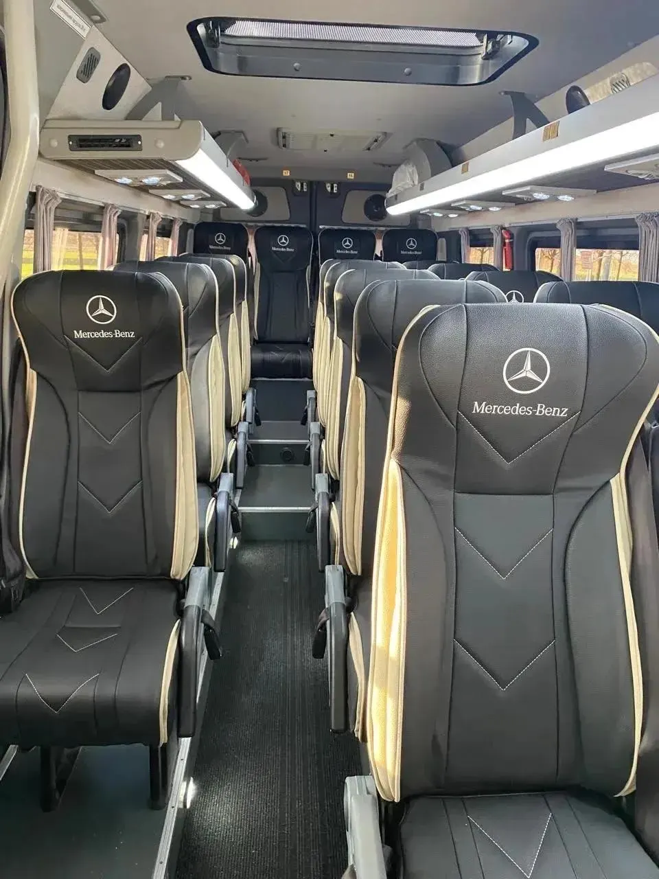 Khoang khách xe 19 chỗ Mercedes-Benz Sprinter với ghế da đen viền be thêu logo Mercedes-Benz