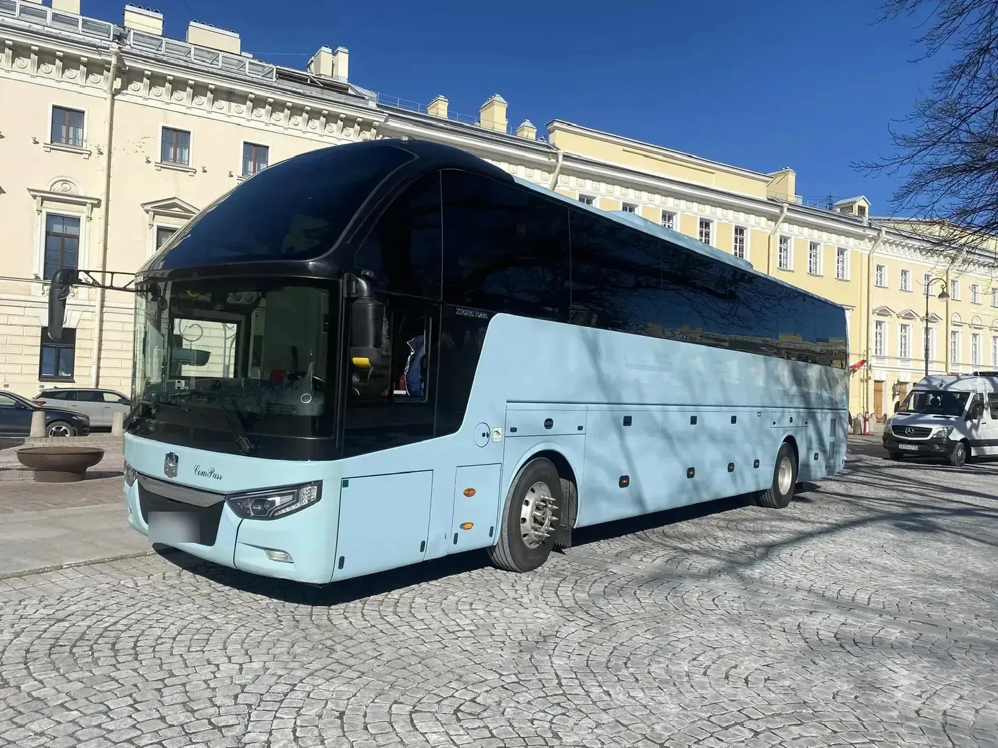 Xe du lịch Zhong Tong Compass màu xanh nhạt đỗ trên quảng trường lát đá ở Saint Petersburg