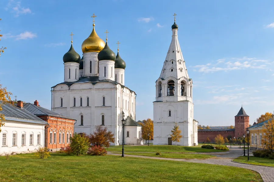 Quảng trường Nhà thờ và nhà thờ Uspensky trong Kremlin Kolomna