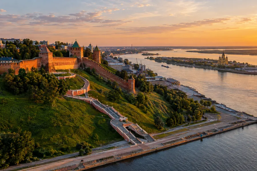 Kremlin Nizhny Novgorod và cầu thang Chkalov trên sông Volga