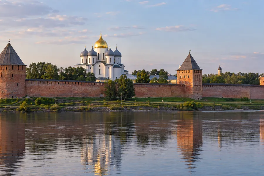 Kremlin Novgorod và nhà thờ Thánh Sophia bên sông Volkhov