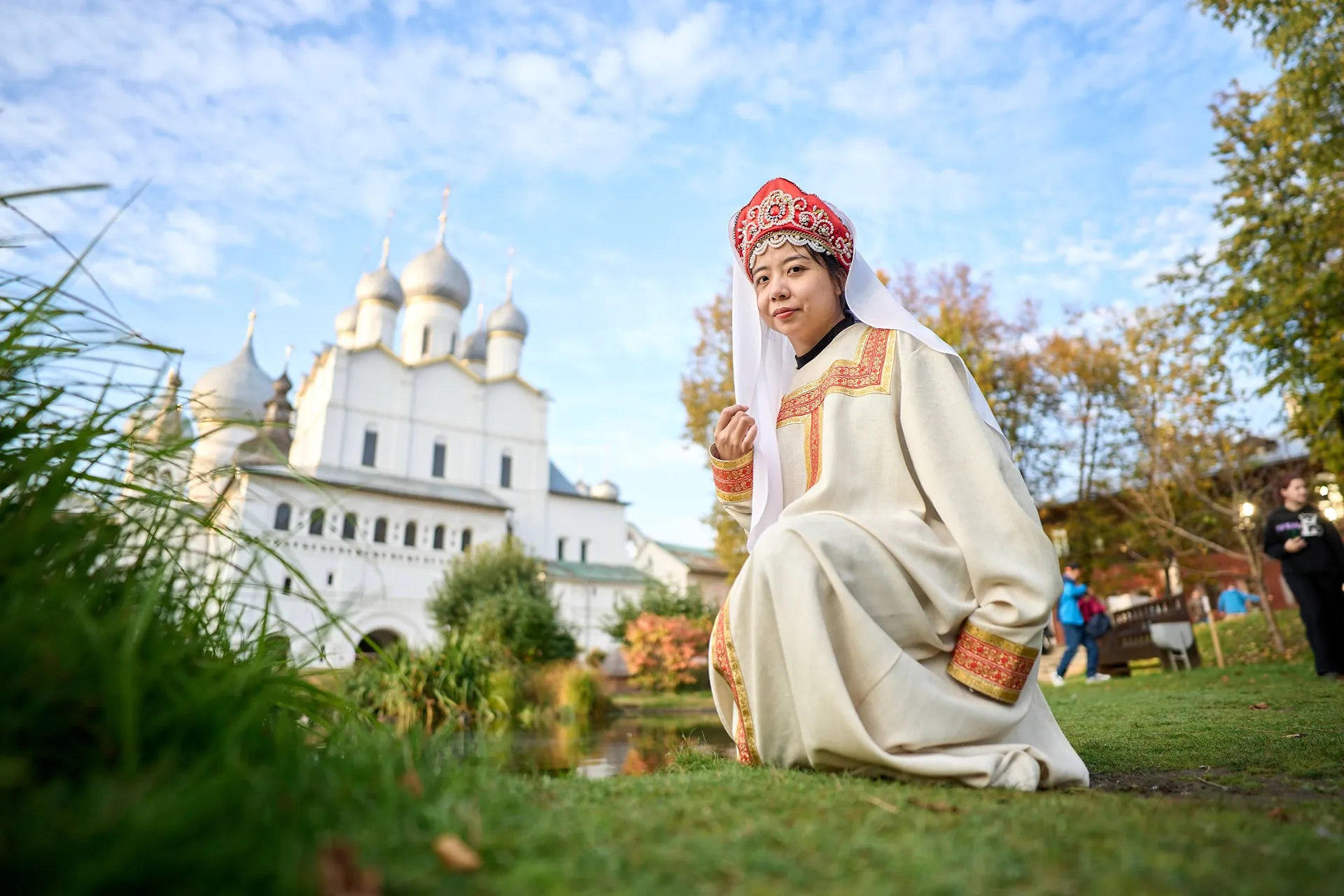 Du khách trong trang phục truyền thống Nga tại Kremlin Rostov Veliky, Vành đai Vàng