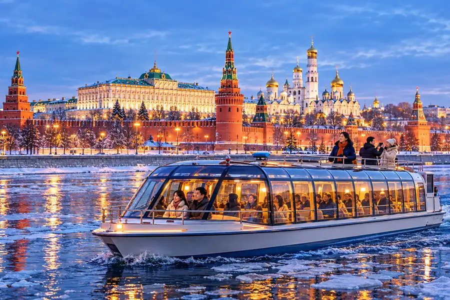 Du thuyền mùa đông trên sông Moskva cạnh Kremlin (ảnh minh hoạ)