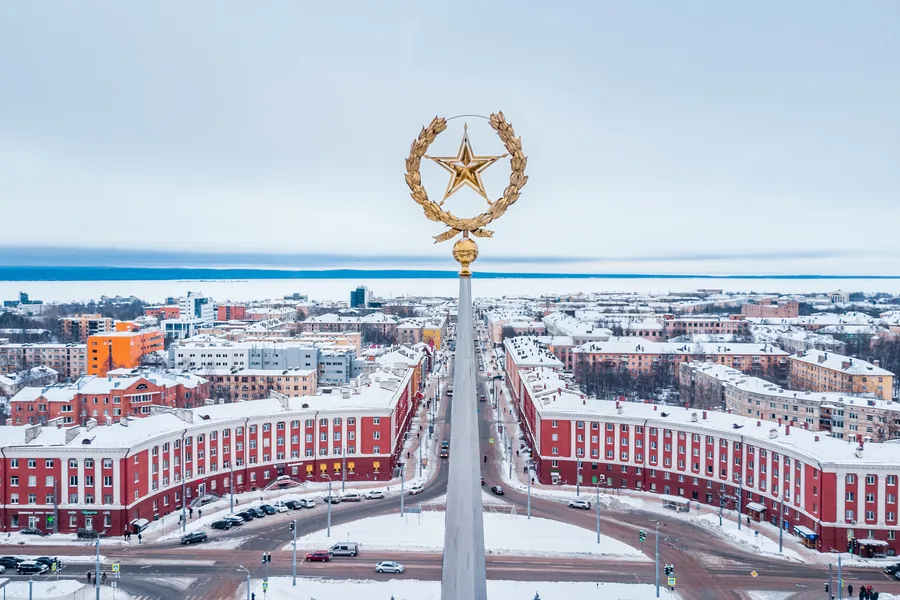 Petrozavodsk mùa đông nhìn từ trên cao, chóp nhà ga xe lửa có ngôi sao