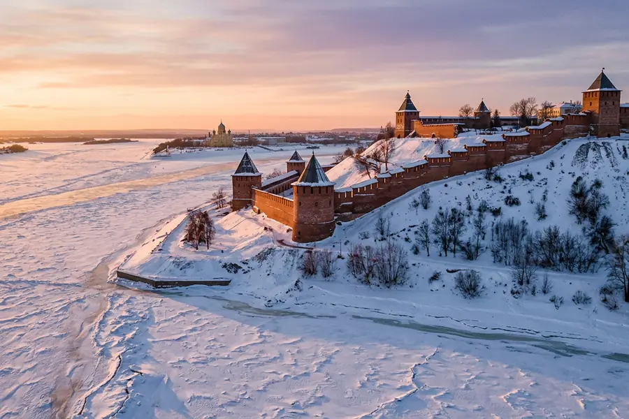 Kremlin Nizhny Novgorod trên đồi nhìn ra sông Volga (ảnh minh hoạ)